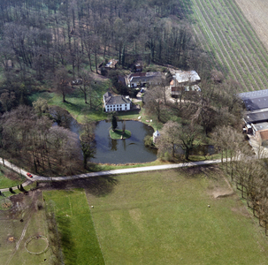 842216 Luchtfoto van huis Wickenburgh met het omliggende landschapspark (Wickenburghseweg 19) te Houten, vanuit het ...